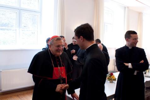 SER le Cardinal Burke salue les chanoines présents : le chanoine Vianney Poucin de Wouilt